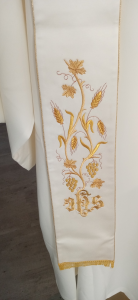 Stola Liturgica nel colore Bianco in tessuto lana-seta con ricco ricamo Ihs-Uva-Spighe