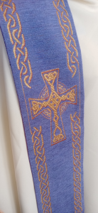Stola Liturgica Viola in pregiato tessuto di Ciniglia con Croce e disegni in Oro