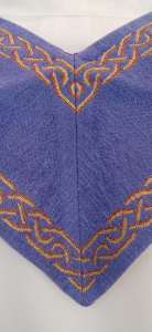 Stola Liturgica Viola in pregiato tessuto di Ciniglia con Croce e disegni in Oro