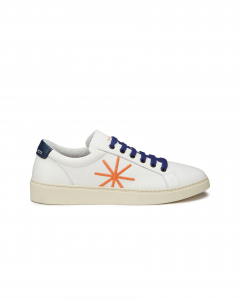 Sneakers bianche in pelle con logo asterisco arancio stringhe blu royal e rinforzo sul tallone blu notte