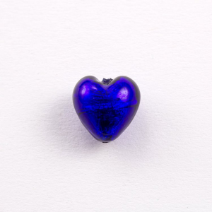 Perla cuore in vetro di Murano 14 mm. Vetro blu con foglia argento sommersa e foro passante per bigiotteria