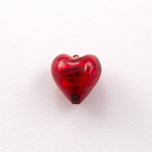 Perla cuore in vetro di Murano 15 mm. Vetro rosso e foglia argento sommersa e foro passante per bigiotteria