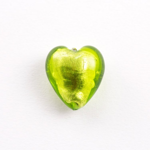 Perla cuore in vetro di Murano 19 mm. Vetro verde, foglia oro sommersa e foro passante per bigiotteria