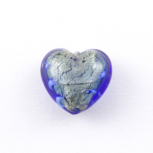 Perla cuore in vetro di Murano 20 mm. Vetro blu scuro, foglia oro sommersa e foro passante per bigiotteria