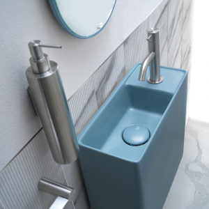 Lavabo piccolo in ceramica azzurro cielo con installazione sospesa AeT