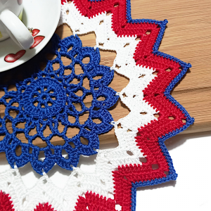 Centrino bianco, rosso e blu ad uncinetto 21 cm - Crochet by Patty