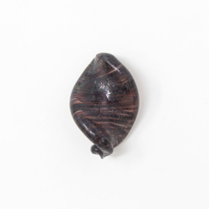 Perla di Murano foglia attorcigliata 23 mm. Vetro ametista scuro. Foro passante.