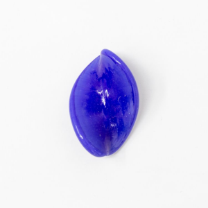 Perla di Murano foglia attorcigliata 25 mm. Vetro blu in pasta. Foro passante.
