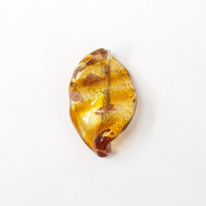 Perla di Murano foglia attorcigliata 34 mm. Vetro ambra e foglia oro. Foro passante.