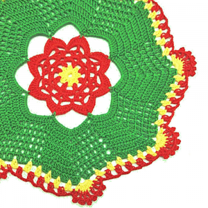 Centrino Natalizio verde, rosso e giallo ad uncinetto 24 cm - Crochet by Patty