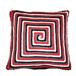Cuscino geometrico nero rosso e grigio ad uncinetto 40x40 cm - COVER - Crochet by Patty