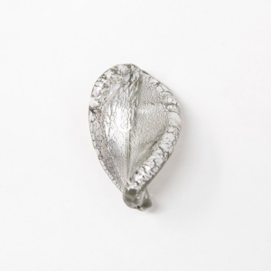 Perla di Murano foglia attorcigliata 32 mm. Vetro grigio e foglia argento. Foro passante.
