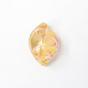 Perla di Murano foglia attorcigliata 32 mm. Vetro rosa e foglia oro. Foro passante.
