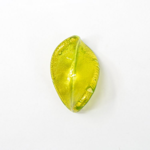Perla di Murano foglia attorcigliata 32 mm. Vetro verde e foglia oro. Foro passante.