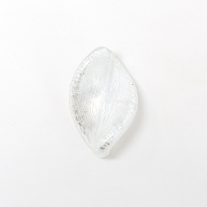 Perla di Murano foglia attorcigliata 32 mm. Vetro cristallo e foglia argento. Foro passante.