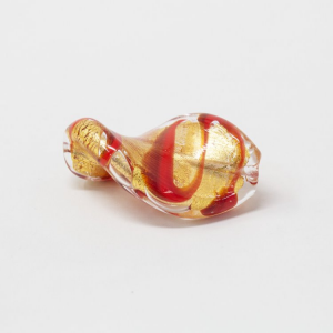 Perla di Murano foglia attorcigliata 30 mm. Vetro rosso e foglia oro. Foro passante.