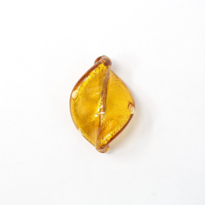 Perla di Murano foglia attorcigliata 32 mm. Vetro ambra e foglia oro. Foro passante.