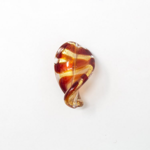Perla di Murano foglia attorcigliata 32 mm. Vetro rosso e foglia oro. Foro passante.