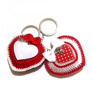 Portachiavi bianco con cuore rosso a pois ad uncinetto 7x6 cm - Crochet by Patty