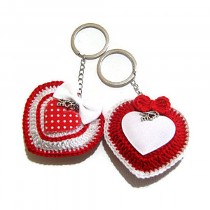 Portachiavi bianco con cuore rosso a pois ad uncinetto 7x6 cm - Crochet by Patty