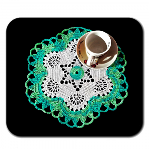 Centrino bianco con sfumature turchese e verdino ad uncinetto 27 cm - Crochet by Patty