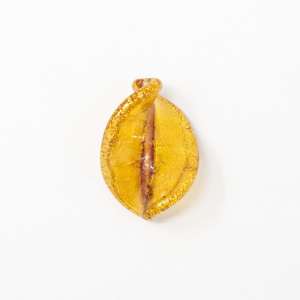 Perla di Murano foglia attorcigliata 21 mm. Vetro ambra e foglia oro. Foro passante.