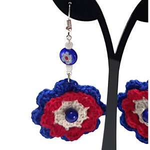 Orecchini fiore bianco rosso e blu con perle ad uncinetto 8 cm - Crochet by Patty