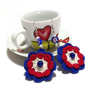 Orecchini fiore bianco rosso e blu con perle ad uncinetto 8 cm - Crochet by Patty
