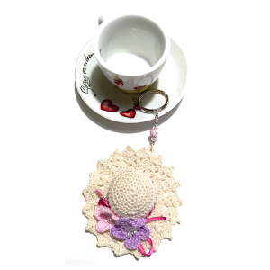 Portachiavi cappello biege con perline ad uncinetto 8 cm - Crochet by Patty