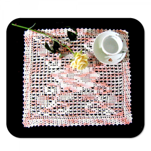 Centrino a filet rosa sfumato con fiore ad uncinetto 32x36 cm - Crochet by Patty