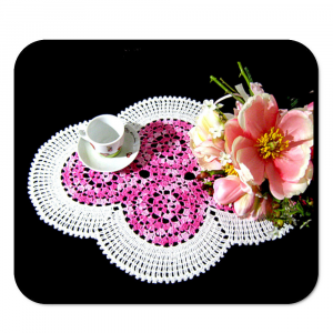 Centrino bianco e rosa sfumato ad uncinetto 48x37 cm - Crochet by Patty