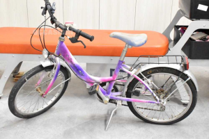 Fahrrad Lila -x- Von Kleines Mädchen Gebühr Von 101
