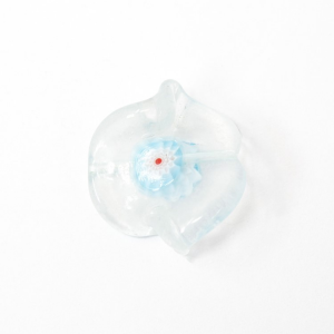 Perla di Murano foglia attorcigliata 21 mm. Vetro cristallo con murrine millefiori nelle tonalità acquamare. Foro passante.