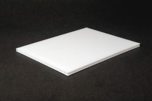 Policarbonato Alveolare Bianco Opal 1,3 Kg/mq Protetto UV un lato spessore 6mm Formato: 210x100cm