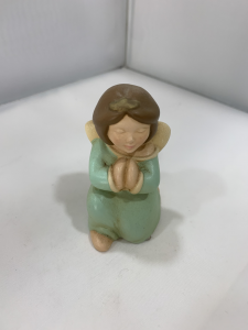 Scultura angelo seduto in ceramica Shan cod. E053.9