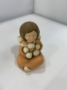 Scultura angelo seduto in ceramica Shan cod. E051.6