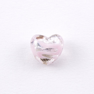 Perla cuore in vetro di Murano 15 mm. Vetro colore cristallo con dettagli rosa e foglia argento e foro passante per bigiotteria.