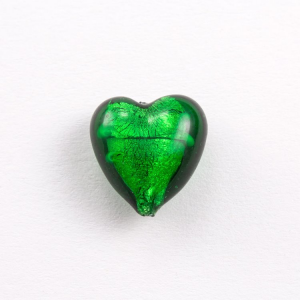 Perla cuore in vetro di Murano 18 mm. Vetro verde e foglia argento sommersa e foro passante per bigiotteria