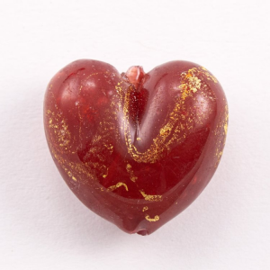 Perla cuore in vetro di Murano 30 mm. Vetro rosso in pasta con foglia oro sommersa e foro passante per bigiotteria.