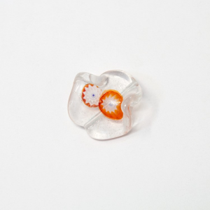 Perla di Murano foglia attorcigliata 21 mm. Vetro cristallo con murrine millefiori. Foro passante.
