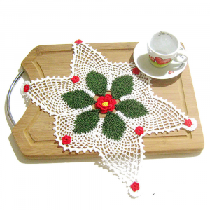 Centrino Natalizio bianco verde e rosso ad uncinetto 33x23 cm - Crochet by Patty