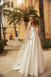 Abito sposa scivolato con spallina sottile color champagne., Favole