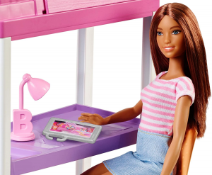 Barbie Playset Camera da Letto Bambola Brunette con Letto Scrivania e  Accessori Giocattolo per Bambini 3+ Anni FXG52
