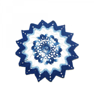 Centrino bianco, celeste e blu ad uncinetto 21 cm - Crochet by Patty