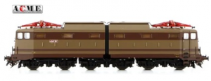 Locomotiva delle FS E.645.067 modificata con prese d’aria a persiana su entrambe le fiancate, ancora dotata di modanature.